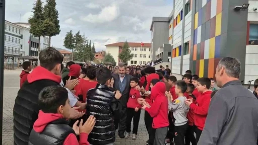 Emekliye ayrılan &ouml;ğretmene &rsquo;Hatıran Yeter&rsquo; şarkısı ile duygusal veda
