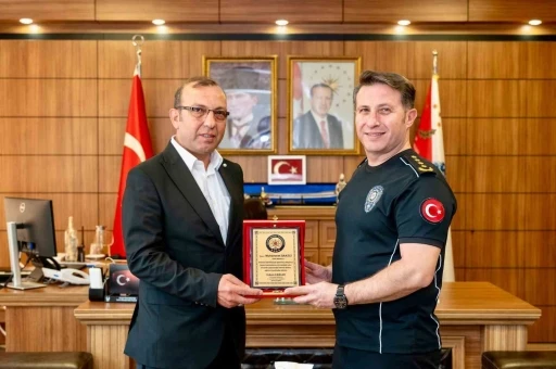Emekliye ayrılan polis memuruna veda plaketi
