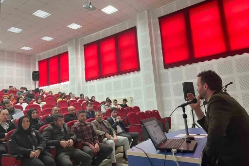 Emet MYO’da &quot;KAP Nedir?&quot; başlıklı bilgilendirme etkinliği
