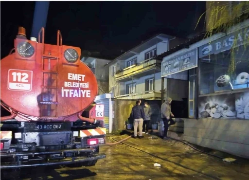 Emet&rsquo;te fırın deposunda &ccedil;ıkan yangın b&uuml;y&uuml;meden s&ouml;nd&uuml;r&uuml;ld&uuml;
