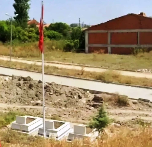 Emet&rsquo;te inşaat ve yol arasında kalan şehit mezarları nakledildi
