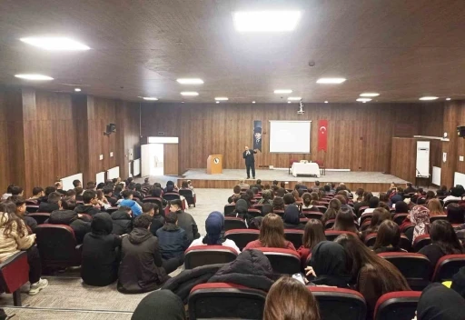 Emet&rsquo;te lise &ouml;ğrencilerine "Hz. Peygamber ve Şahsiyet İnşası" başlıklı konferans
