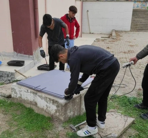 Emet’te Mesleki ve Teknik Anadolu Lisesi öğrencileri eski ve riskli rögar kapaklarını yenileriyle değiştirdi
