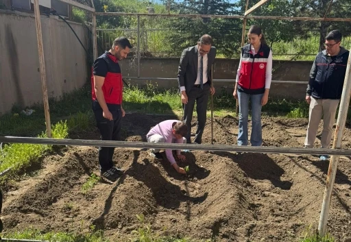 Emet&rsquo;te minik eller toprakla buluştu
