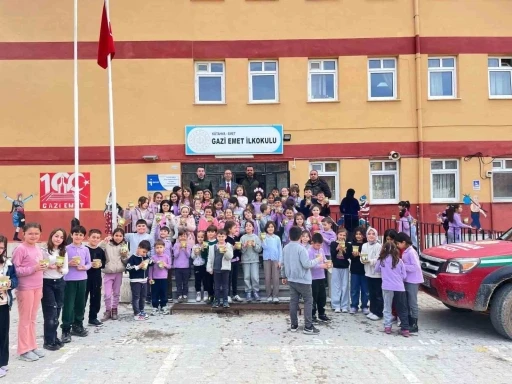 Emet&rsquo;te &ouml;ğrenciler kara&ccedil;am tohumlarını saksılara ekti
