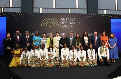 Emine Erdoğan’dan &quot;Ayrışan Dünyada Geleceği İnşa Etmek: Eğitimin Dönüştürücü Gücü&quot; paneline dair paylaşım
