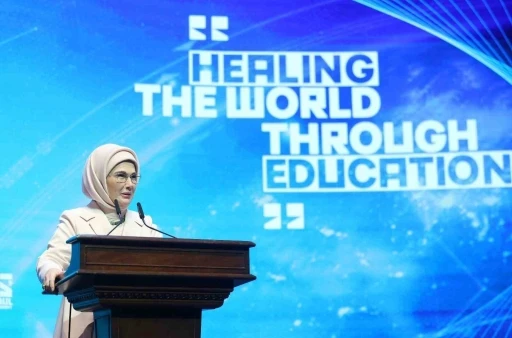 Emine Erdoğan: &quot;İnsanlığın bilimsel ilerleyişinde yepyeni bir çığır açan yapay zeka bir savaş suçlusuna dönüştü&quot;
