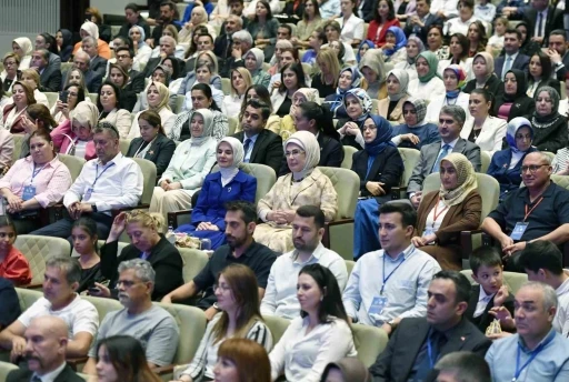 Emine Erdoğan: &quot;Koruyucu aile sisteminin tüm dünyada yaygınlaşması elzemdir&quot;
