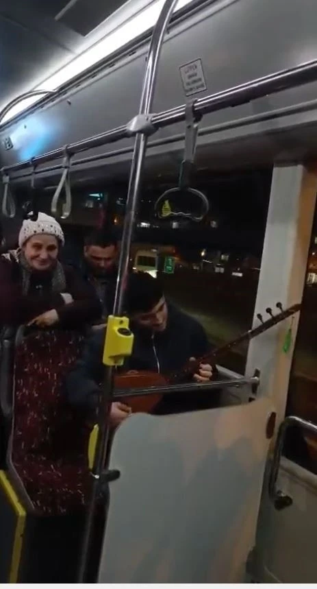 Emin&ouml;n&uuml;-Arnavutk&ouml;y seferindeki İETT otob&uuml;s&uuml;nde sazlı yolculuk
