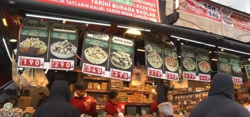 Emin&ouml;n&uuml;&rsquo;nde bayram alışverişi hareketliliği
