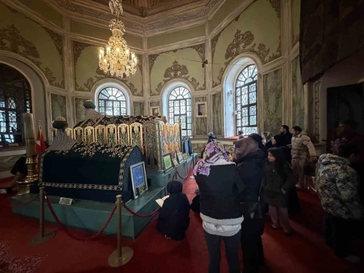 Emirsultan T&uuml;rbesin&rsquo;deki sakal-ı şerife ziyaret&ccedil;i akını
