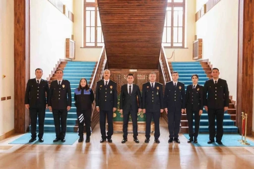Emniyet mensuplarını makamında ağırladı
