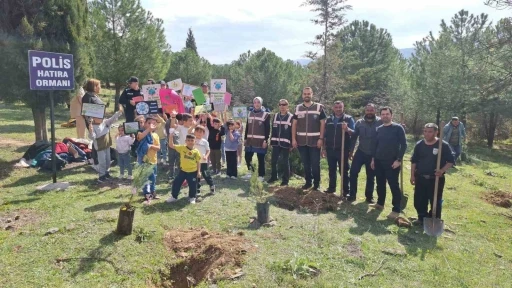 Emniyet personeli ve öğrenciler birlikte fidan dikti
