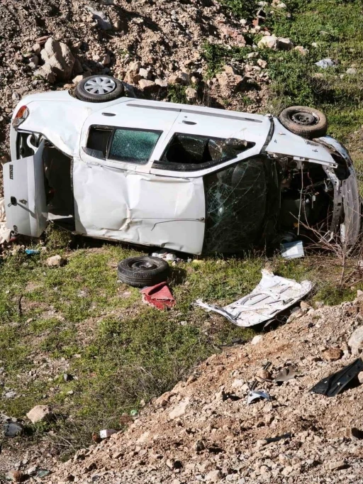 Emniyet şeridindeki kamyonete &ccedil;arpan otomobil boş araziye u&ccedil;tu: 4 yaralı
