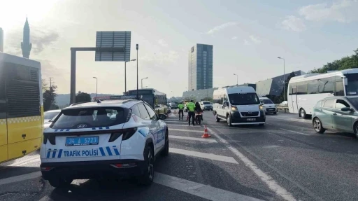 Emniyet şeridini yol gibi kullandılar, cezadan ka&ccedil;amadılar
