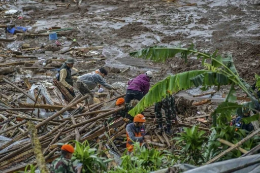 Endonezya&rsquo;daki toprak kaymasında can kaybı 16&rsquo;ya y&uuml;kseldi
