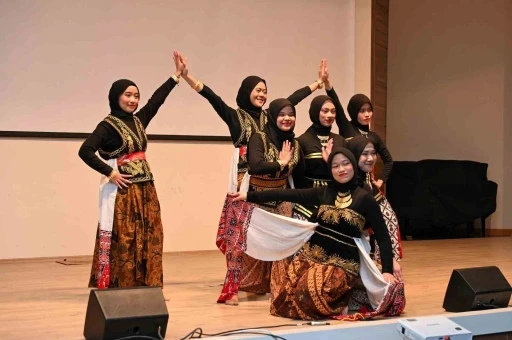 Endonezyalı &ouml;ğrenciler geleneklerini ve &uuml;lkesini tanıttı
