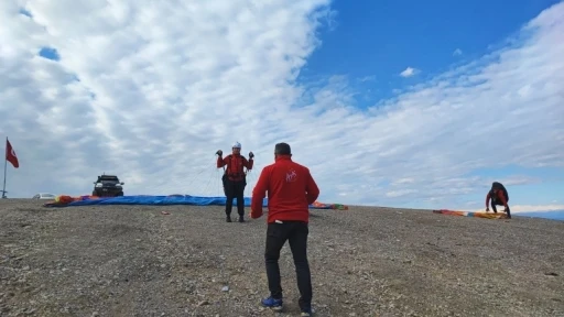 Engelini aştı yama&ccedil; paraş&uuml;t&uuml;ne başladı
