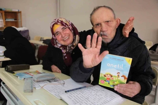 Engelleri aşıp okuma yazma kursuna katıldılar: 30 yıllık &ccedil;iftten ders alınacak aşk hikayesi

