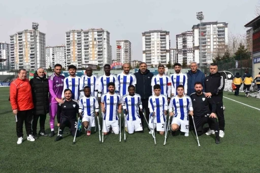 Engellerini ampute futbolla aşıyorlar
