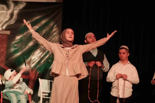 Engelli Bireyler Sahnede Usta Sanat&ccedil;ılara Taş &Ccedil;ıkarttı
