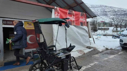 Engelli &ccedil;ocuğu i&ccedil;in ak&uuml;l&uuml; sandalyeyi arabaya &ccedil;evirdi
