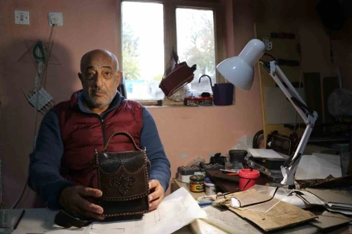 Engelli depremzede el emeği yaptığı çantalarla geçimini sağlıyor
