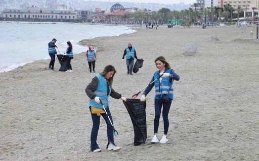 Engelli izciler &ccedil;evreyi kirletenleri trampet ve darbuka &ccedil;alarak protesto etti
