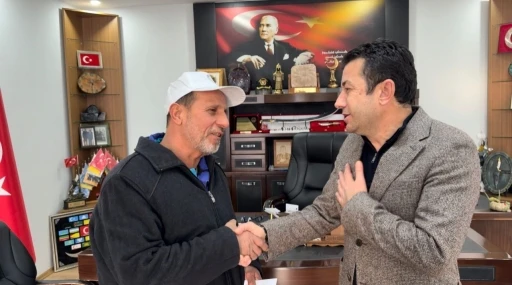 Engelli vatandaşın kaybettiği parayı bulan belediye personeli &ouml;d&uuml;llendirildi
