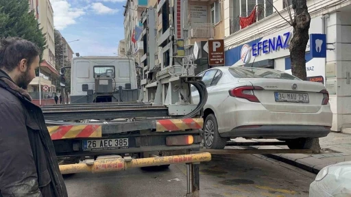 Engelli ve otob&uuml;sler i&ccedil;in ayrılan alanlara park edilen ara&ccedil;lar &ccedil;ekilip ceza yazıldı
