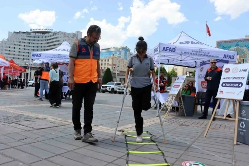 Engellilerin yaşadığı zorlukları empati kurarak &ouml;ğrendiler
