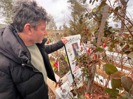 Enkaz altındaki kızının elini hi&ccedil; bırakmamıştı, depremin 3. yılında kabrini ziyaret etti
