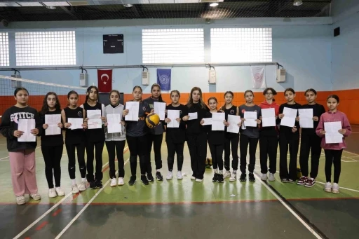 Enkazdan &ccedil;ıktı, umut oldu: "Kozan&rsquo;dan Pazarcık&rsquo;a G&ouml;n&uuml;l K&ouml;pr&uuml;s&uuml;"
