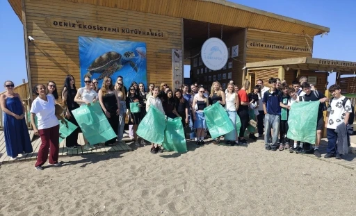 Erasmus ile Manavgat&rsquo;a gelen &ouml;ğrenci ve &ouml;ğretmelerden temizlik etkinliği
