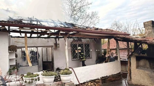 Erbaa’da elektrik kontağından çıkan yangın evi küle çevirdi
