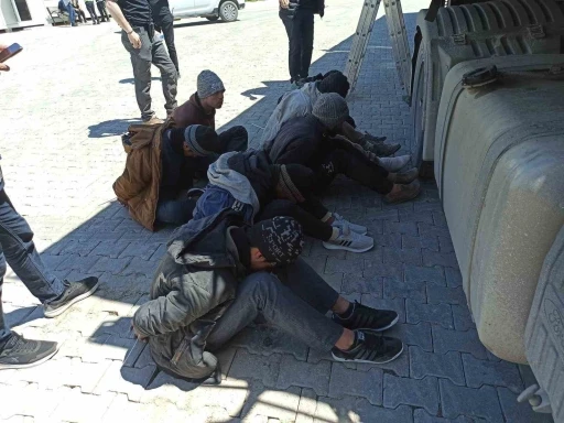 Erbaa&rsquo;da konteyner y&uuml;kl&uuml; tırda 7 ka&ccedil;ak g&ouml;&ccedil;men yakalandı
