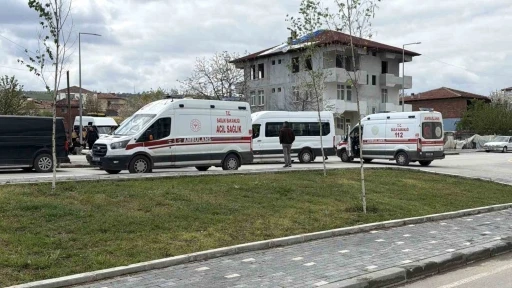 Erbaa&rsquo;da &ouml;ğrenci servisi ile otomobil &ccedil;arpıştı: 10 &ouml;ğrenci yaralandı
