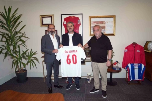 Erbaaspor Başkanı Cihan Akın Arslan&rsquo;dan, Mecnun Otyakmaz&rsquo;a ziyaret
