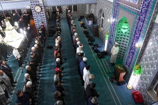 Erbaş, vatandaşın CİMER’den daveti üzerine teravihi mahallesindeki camide kıldırdı
