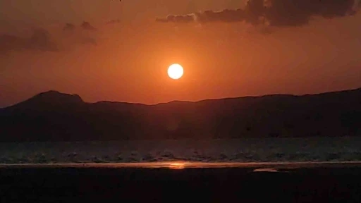 Erçek Gölü’nde muhteşem gün batımı

