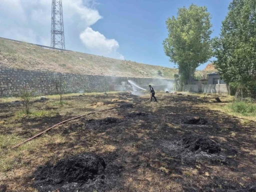 Erciş&rsquo;te bah&ccedil;e yangını korkuttu
