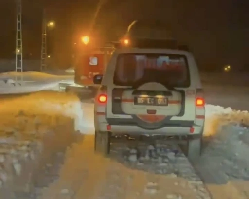 Erciş&rsquo;te kapanan yollarda hastalara Snowtrack ile ulaşıldı
