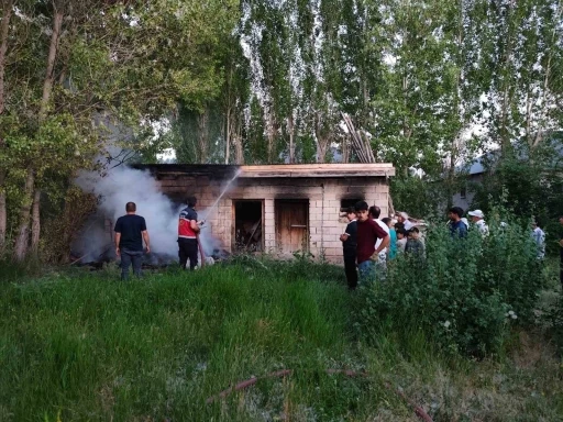 Erciş&rsquo;te odunluk yangını
