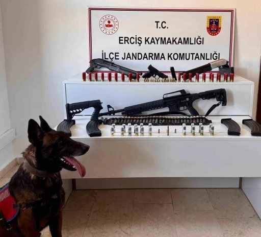 Erciş&rsquo;te ruhsatsız silah ele ge&ccedil;irildi
