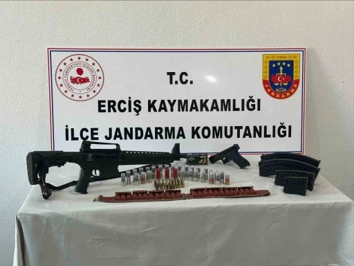 Erciş’te ruhsatsız silah ve fişek ele geçirildi