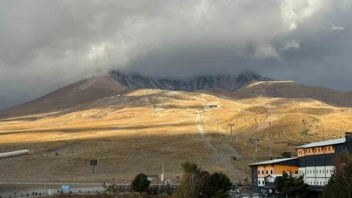 Erciyes’e mevsimin ilk karı yağdı
