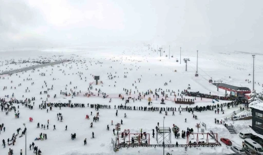 Erciyes s&ouml;mestirin ilk hafta sonunda 250 bin kişiyi ağırladı
