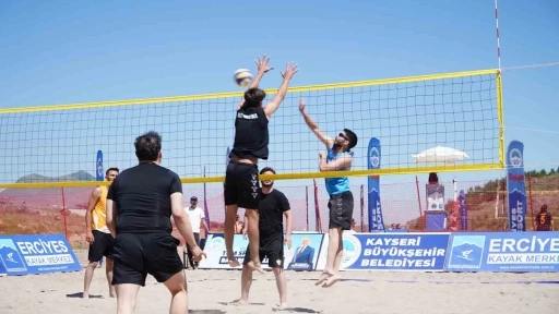 Erciyes&rsquo;te 2 bin 200 metrede plaj voleybolu heyecanı yaşandı
