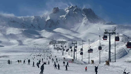 Erciyes&rsquo;te hafta sonu pistler kayak severlerle doldu
