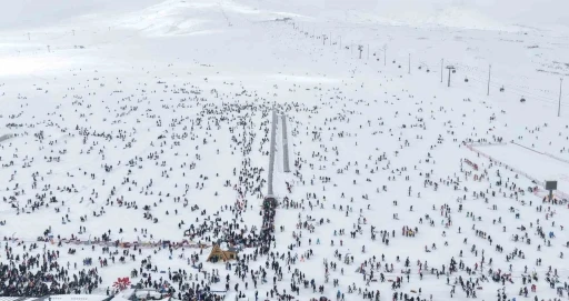 Erciyes&rsquo;te hafta sonu pistler kayak&ccedil;ılarla doldu

